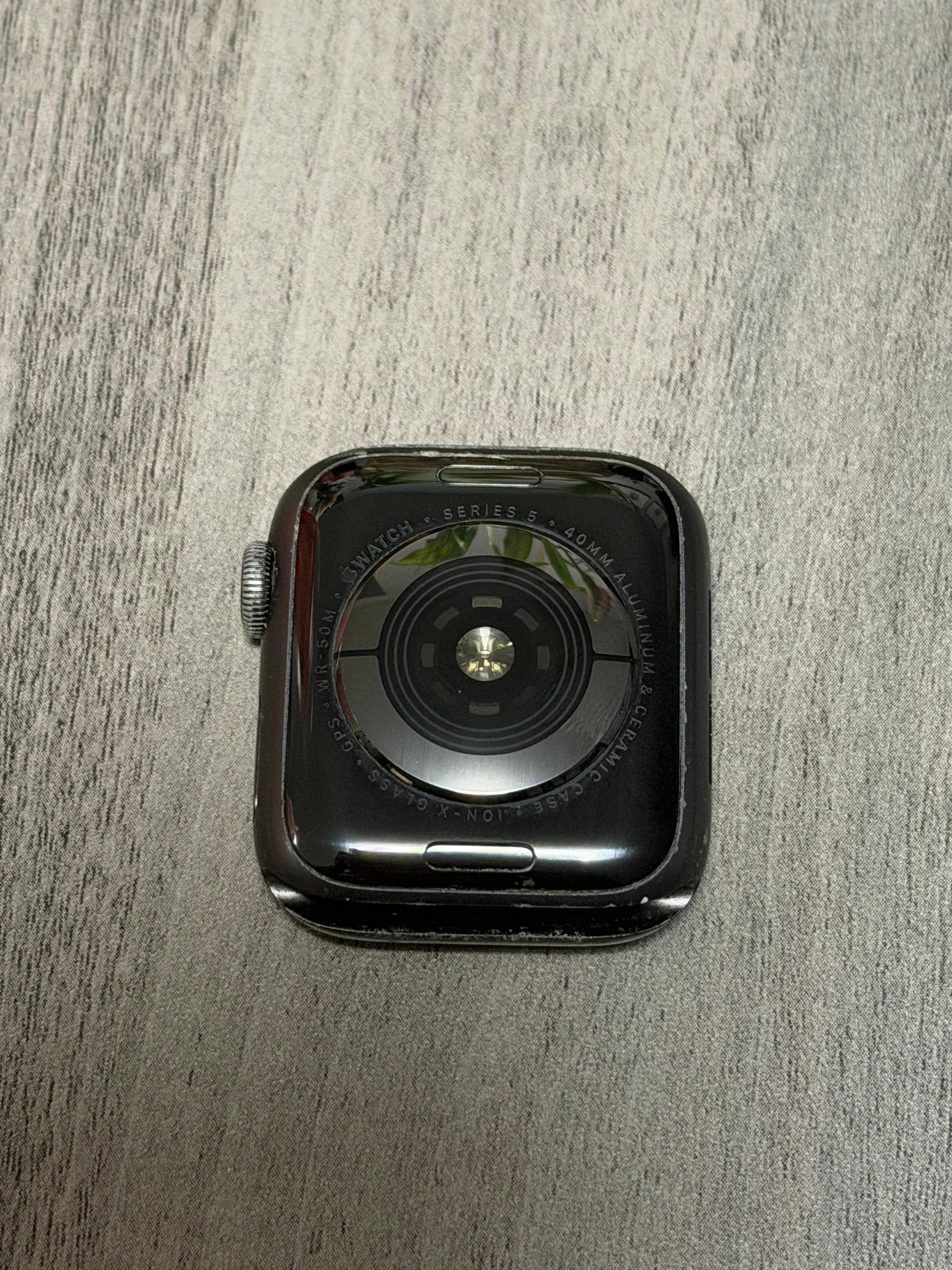 Apple Watch Series 5 (GPS 40mm) - Space Gray Aluminum Case
